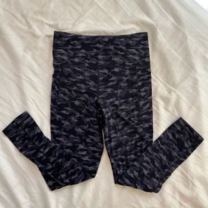 Athleta Salutation Stash Pocket II Printed 7/8 tight leggings size SP camo black